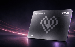 藍色と赤紫の光を背景にしたHyperbeat PayのVisa Platinumカード