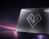 藍色と赤紫の光を背景にしたHyperbeat PayのVisa Platinumカード