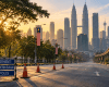 マレーシアのMCO期間をイメージした、静かな道路と警察検問のある都市風景
